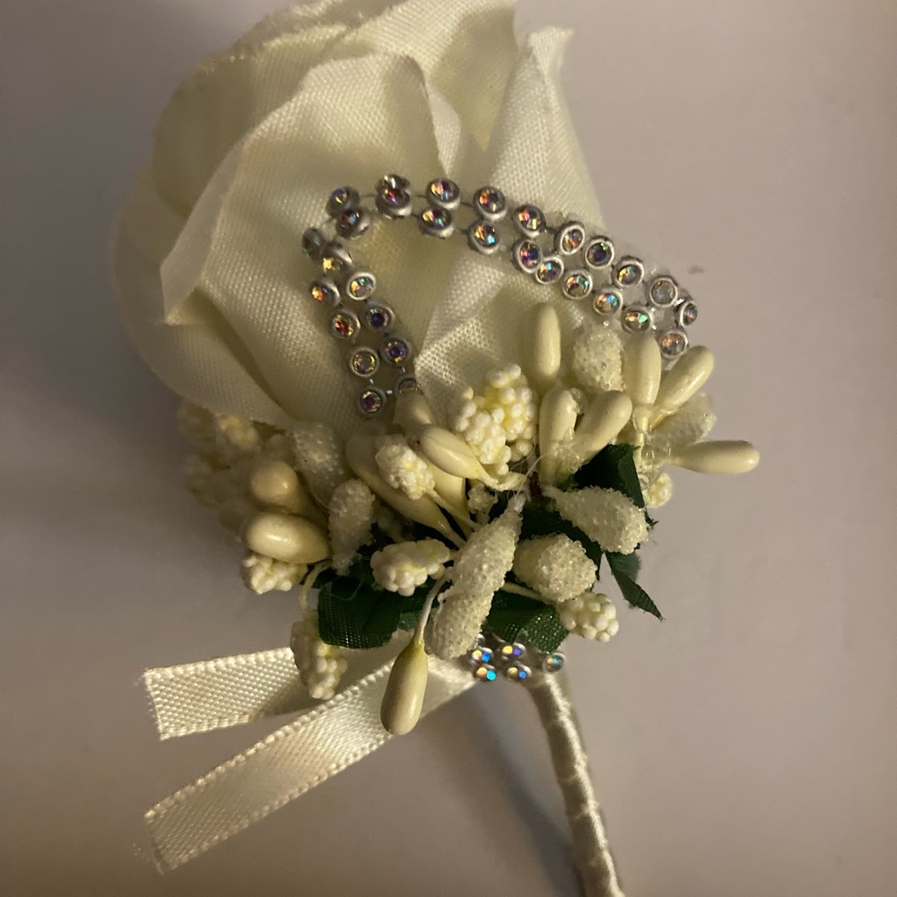 Wedding Boutonnières for men, corsages for men’s lapel
